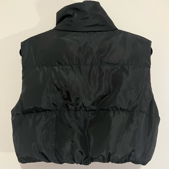 Black Cropped Puffer Vest - Picture 2 of 3